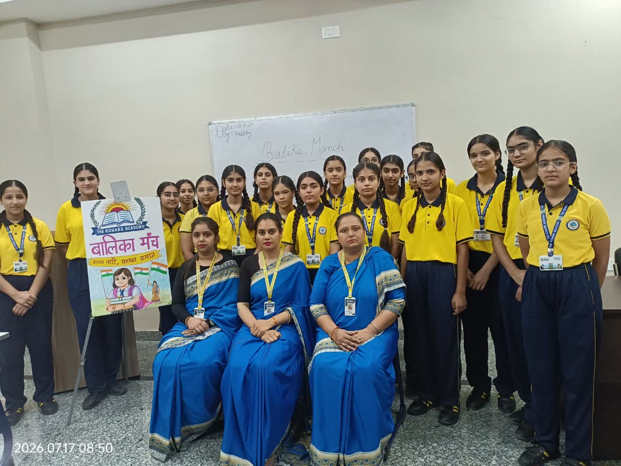 बालिका मंच सत्र में विद्यार्थी और शिक्षक