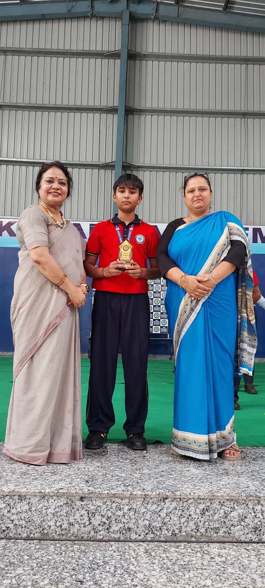 द कोणार्क अकादमी में प्रधानाचार्या और शिक्षक से मान्यता प्राप्त करता विद्यार्थी