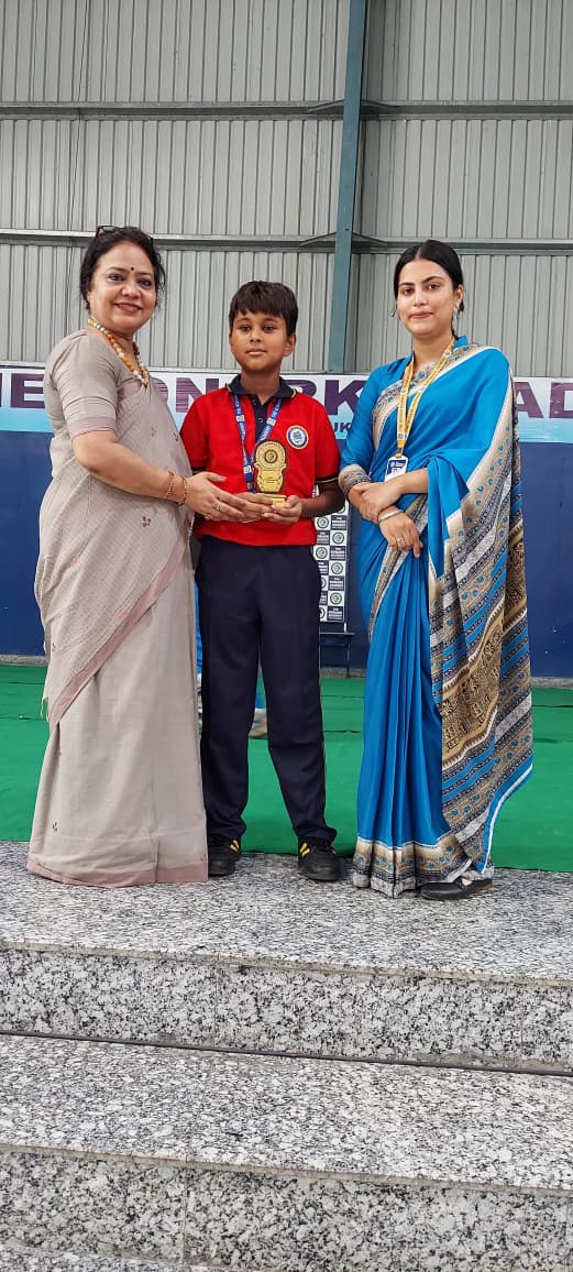 प्रधानाचार्या और शिक्षक द्वारा सम्मानित विद्यार्थी उपलब्धिकर्ता