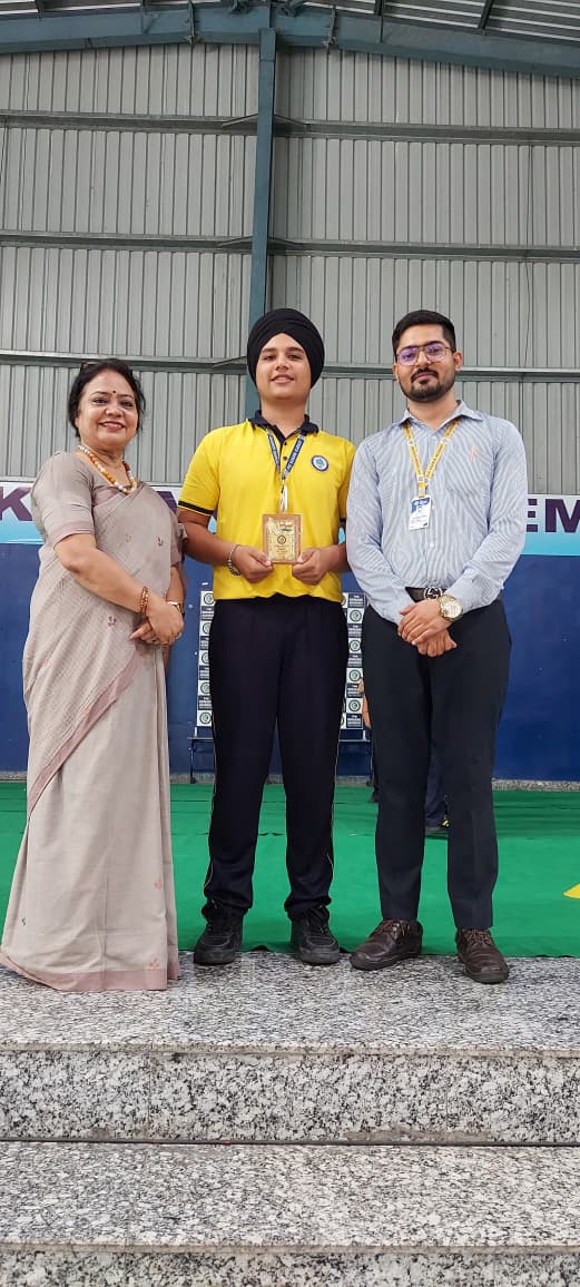 प्रधानाचार्या और शिक्षक मार्गदर्शक द्वारा सम्मानित विद्यार्थी
