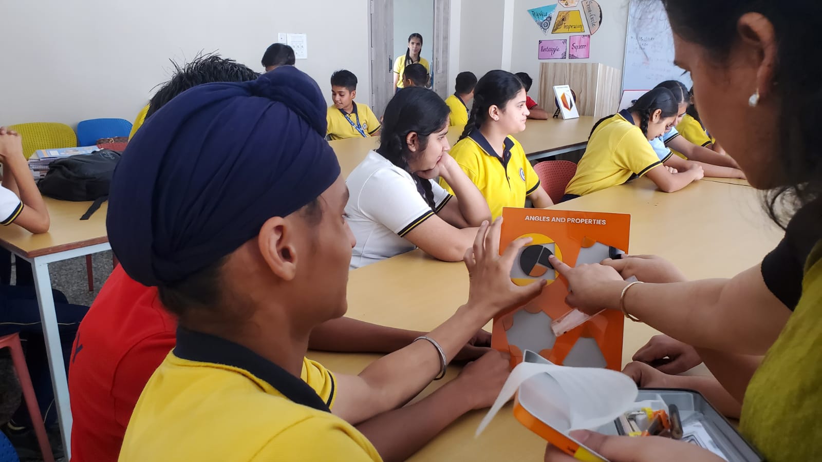 कोण और गुणधर्म गतिविधि